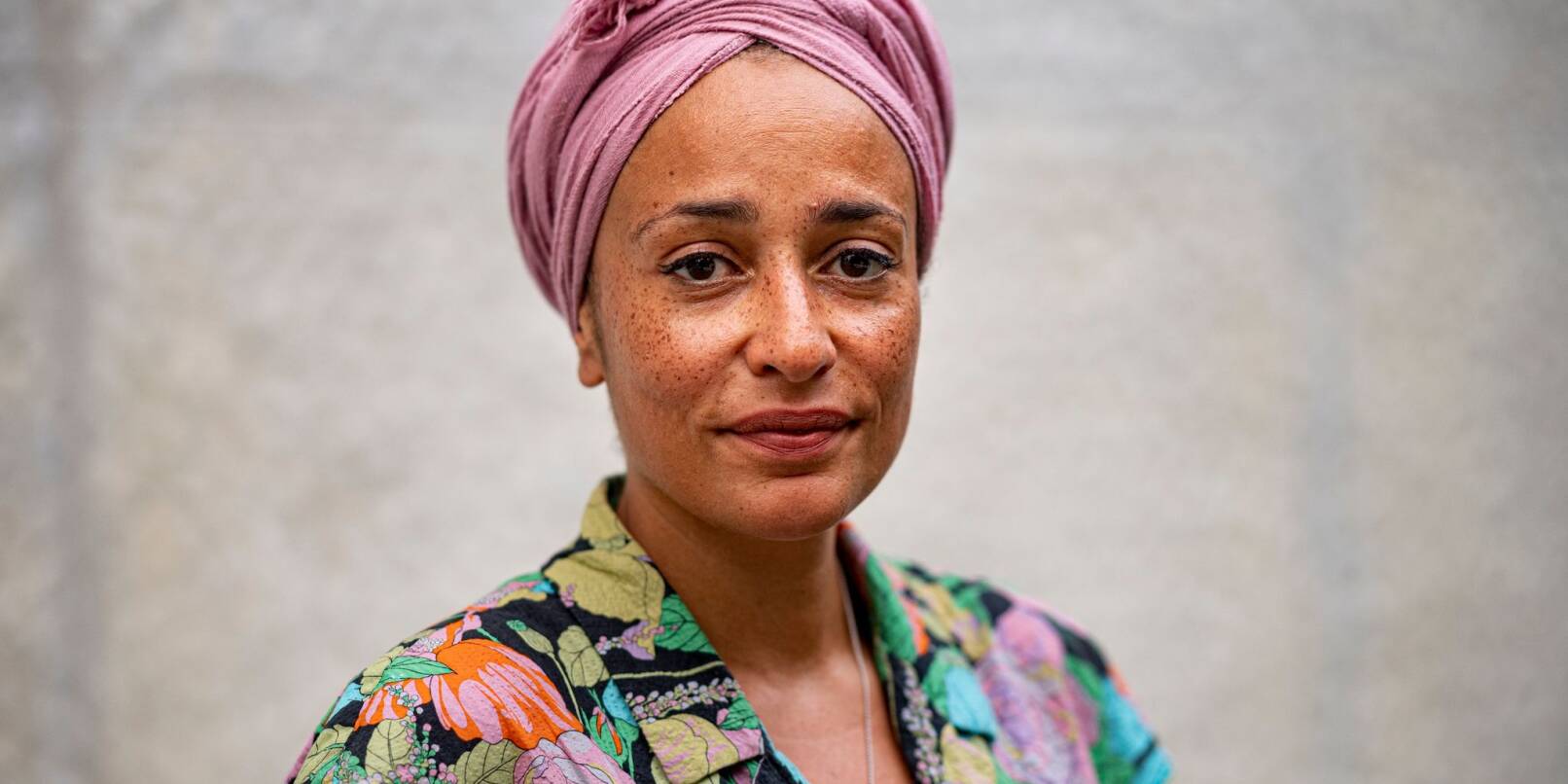 Zadie Smith legt einen historischen Roman vor, der viele aktuelle Bezüge hat. Zadie Smith legt einen historischen Roman vor, der viele aktuelle Bezüge hat.