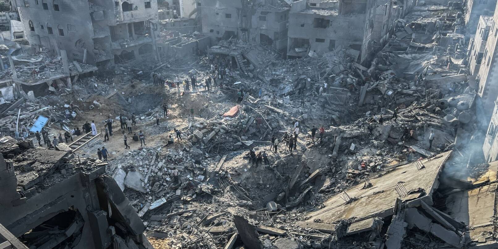 Wo im Flüchtlingslager Dschabalia vorher noch Gebäude standen, klafft nach einem israelischen Luftangriff ein tiefer Krater.