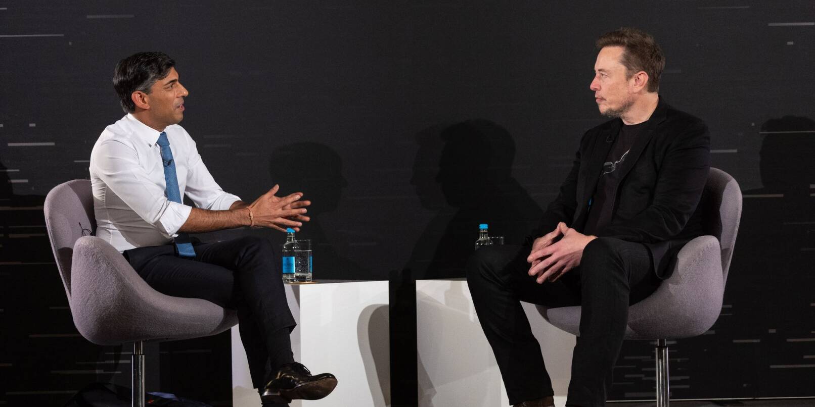Rishi Sunak (l), Premierminister von Großbritannien, im Gespräch mit Elon Musk, CEO von Tesla und SpaceX.