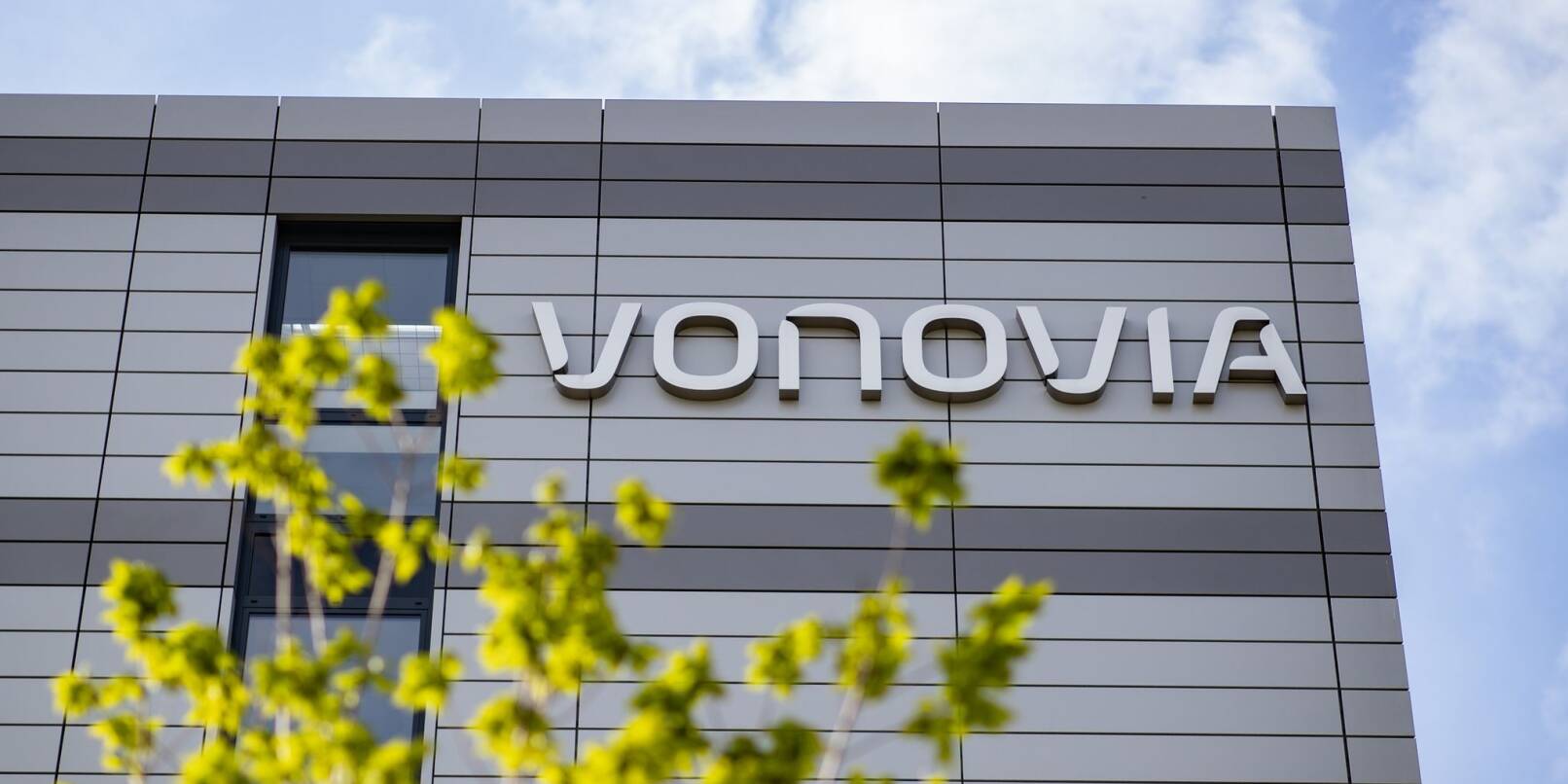 Der Schriftzug des Wohnungsunternehmens Vonovia ist an der Firmenzentrale in Bochum.