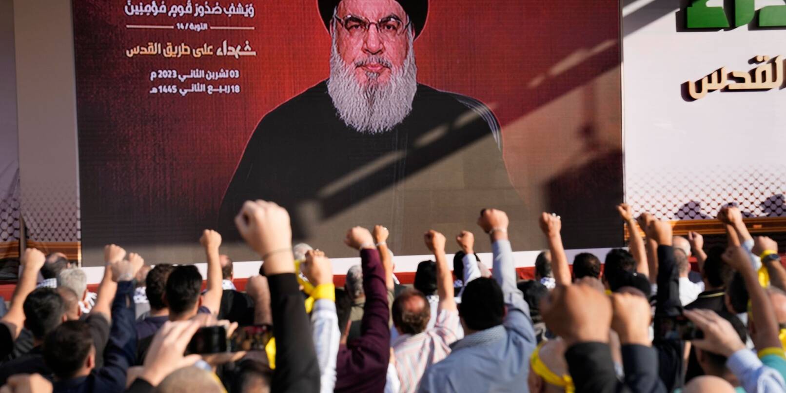 Anhänger der vom Iran unterstützten Hisbollah erheben in Beirut ihre Fäuste und jubeln, als Hisbollah-Führer Hassan Nasrallah während einer Kundgebung zum Gedenken an in den vergangenen Wochen getötete Hisbollah-Kämpfer über eine Videoverbindung erscheint.