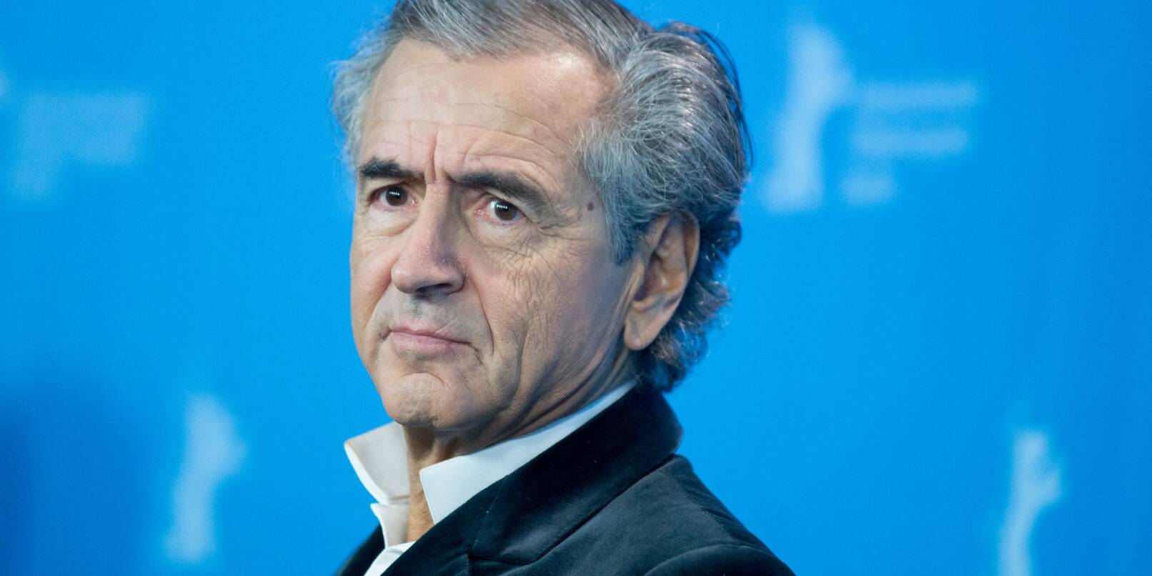 Bernard-Henri Lévy weiß sich in Szene zu setzen. Bernard-Henri Lévy weiß sich in Szene zu setzen.