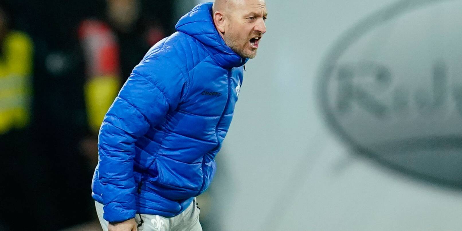 Darmstadts Trainer Torsten Lieberknecht gibt Anweisungen. Darmstadts Trainer Torsten Lieberknecht gibt Anweisungen.