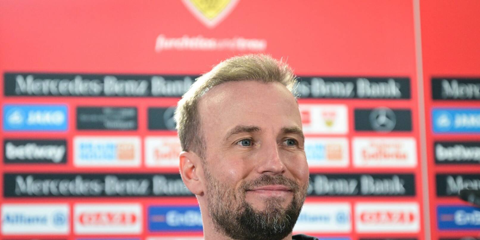 Stuttgarts neuer Trainer Sebastian Hoeneß bei einer Pressekonferenz.