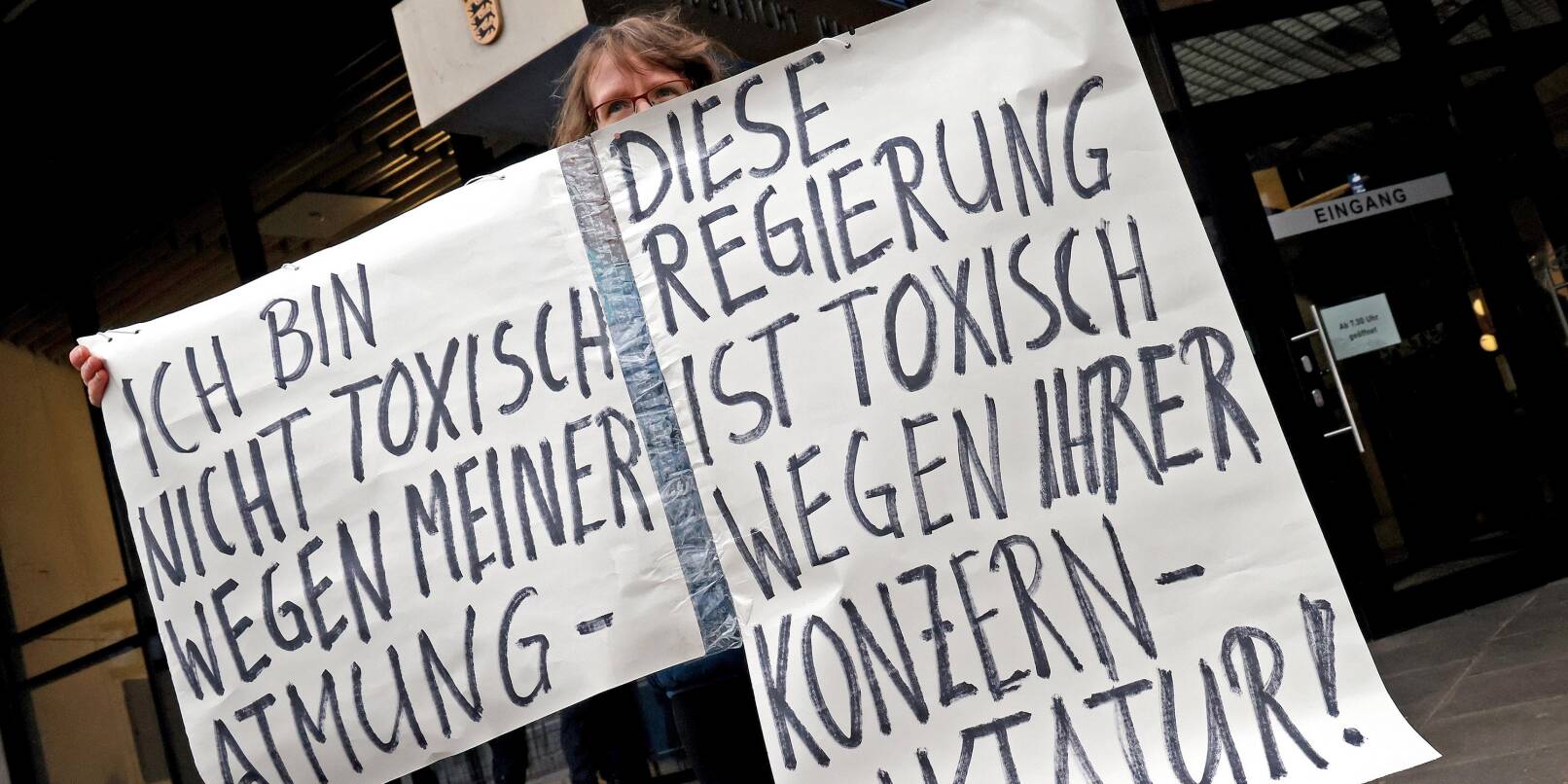 Am Dienstag hat am Landgericht Mannheim die Berufungsverhandlung gegen eine Ärztin aus Weinheim begonnen, die mehr als 4000 Maskenatteste "auf Zuruf" ausgestellt haben soll. Vor dem Gerichtsgebäude gab es vereinzelt Proteste von Unterstützern der Ärztin.
