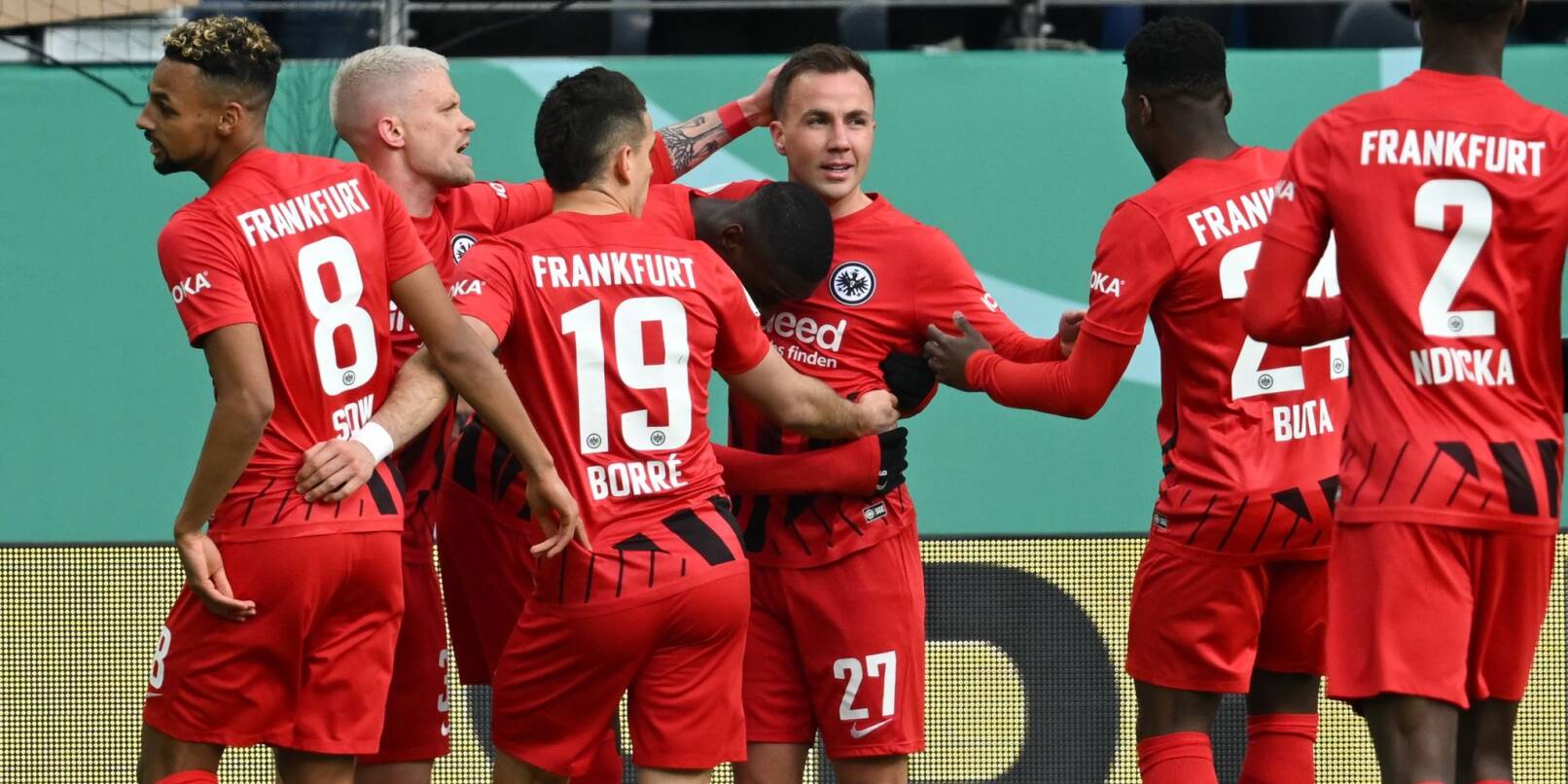 Die Eintracht-Spieler feiern den Einzug ins Halbfinale des DFB-Pokals.