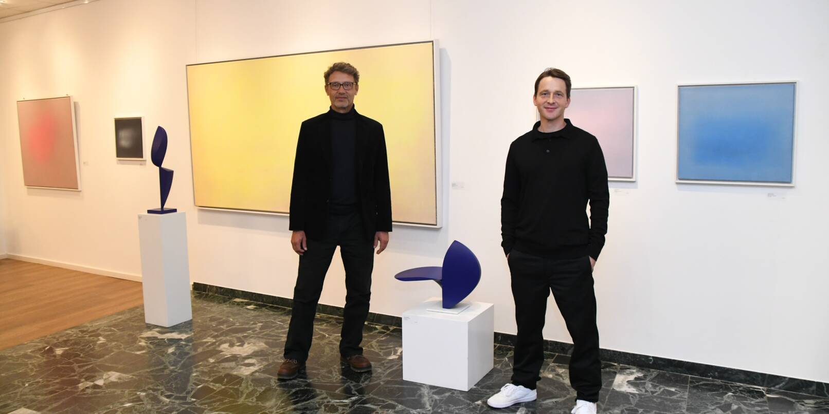 Der Maler Johannes Gervé (links) und der Bildhauer Joachim Jurgelucks stellen in der Galerie Klüber aus.