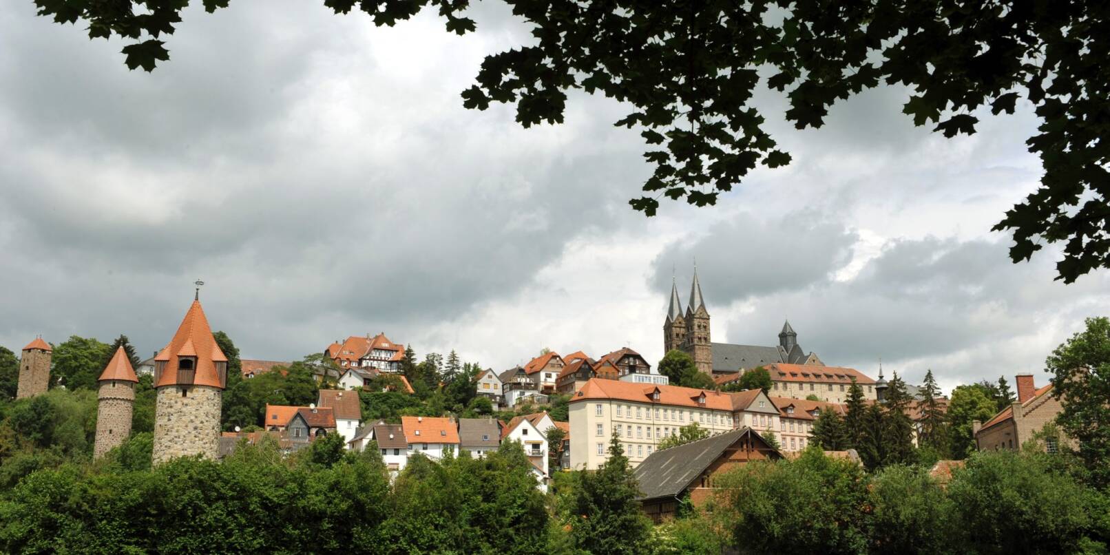 Blick auf das nordhessische Fritzlar mit dem romanisch-gotischen Dom St. Peter.