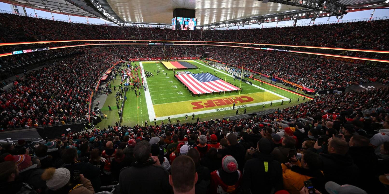 Die Flaggen von Deutschland (hinten) und den USA sind vor dem Spiel im Stadion zu sehen.