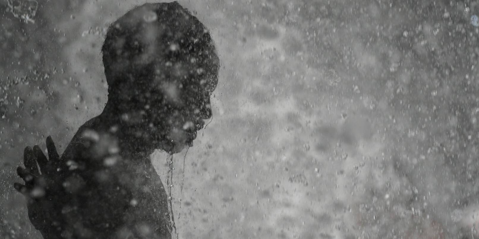 Ein Vodou-Pilger badet in einem Wasserfall, dem reinigende Kräfte zugesprochen werden. Die alljährliche Zeremonie findet zu Ehren von Haitis berühmtester Schutzpatronin «Our Lady of Mount Carmel» statt. Diese wurde als Liebesgöttin in die haitianische Vodou-Kultur integriert. Ein Vodou-Pilger badet in einem Wasserfall, dem reinigende Kräfte zugesprochen werden. Die alljährliche Zeremonie findet zu Ehren von Haitis berühmtester Schutzpatronin «Our Lady of Mount Carmel» statt. Diese wurde als Liebesgöttin in die haitianische Vodou-Kultur integriert.