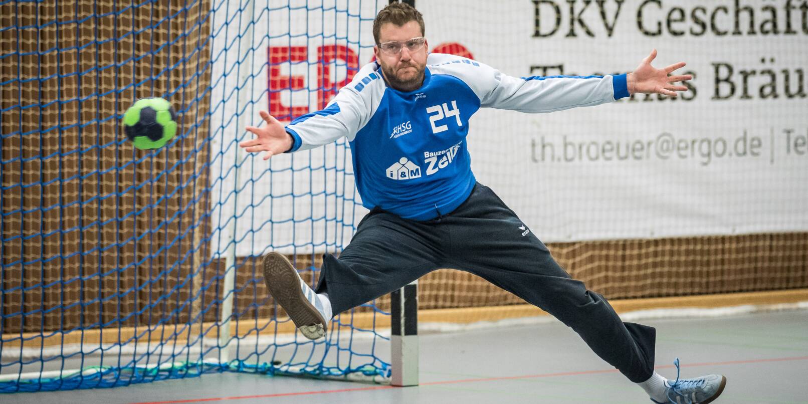 Henrik Richter (HSG Fürth/Krumbach) kommt an jeden Ball.