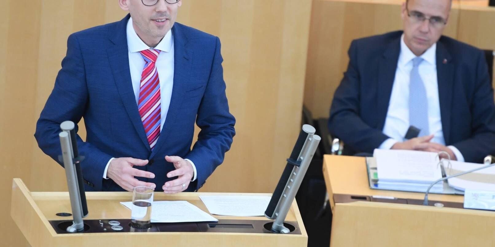 Kai Klose (Bündnis 90/Die Grünen, l), Sozialminister des Landes Hessen, spricht im Landtag.