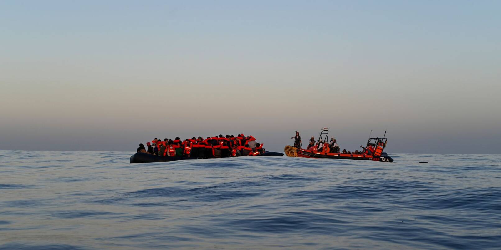 Ein Rettungsteam der humanitären Organisation Ärzte ohne Grenzen nähert sich einem Schlauchboot mit Migranten an Bord (Archivbild).