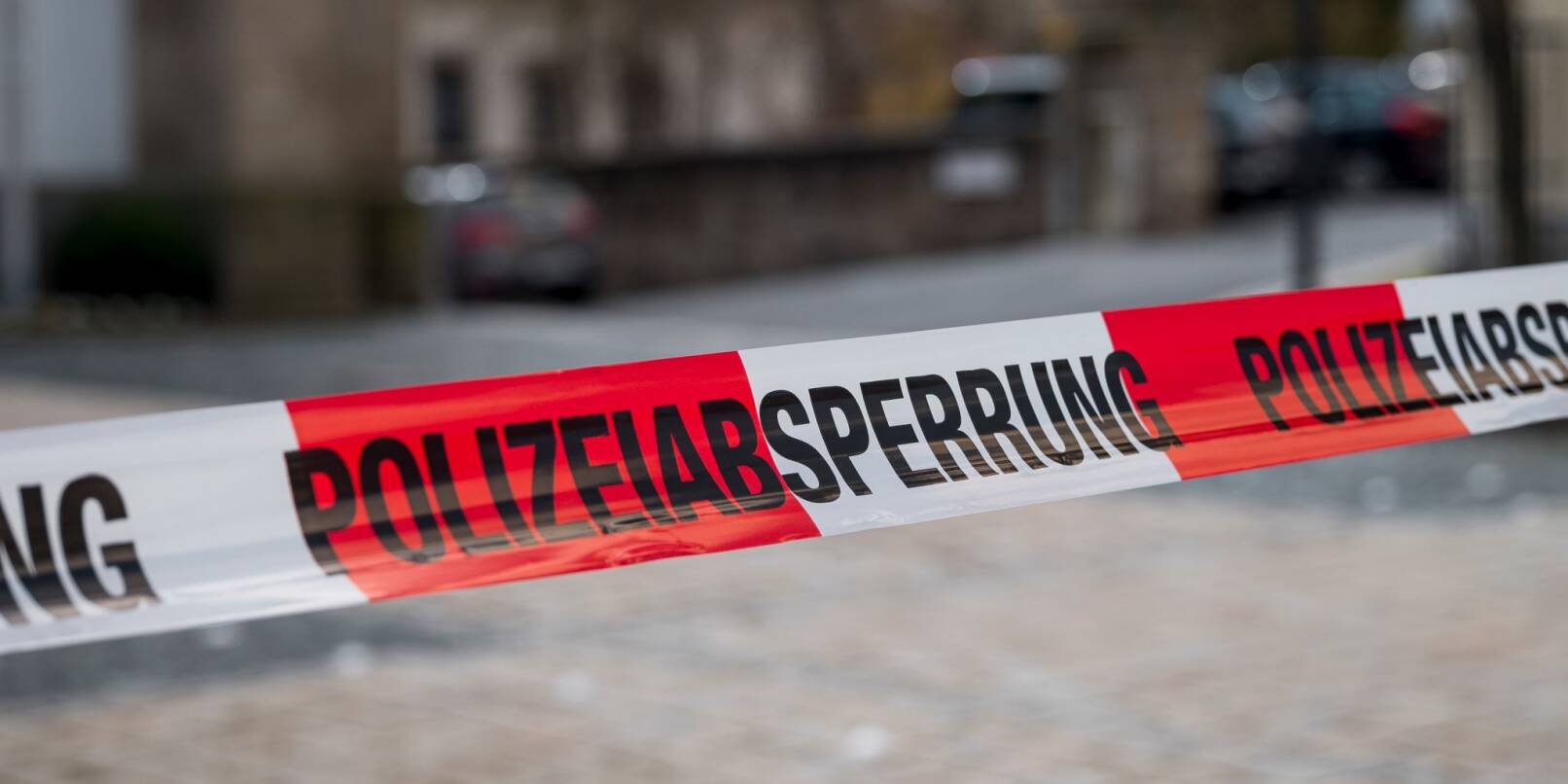 Die Straße zu dem Kinder- und Jugendhilfezentrum in Wunsiedel ist abgesperrt. In der Einrichtung ist eine Zehnjährige tot in einem Zimmer gefunden worden.