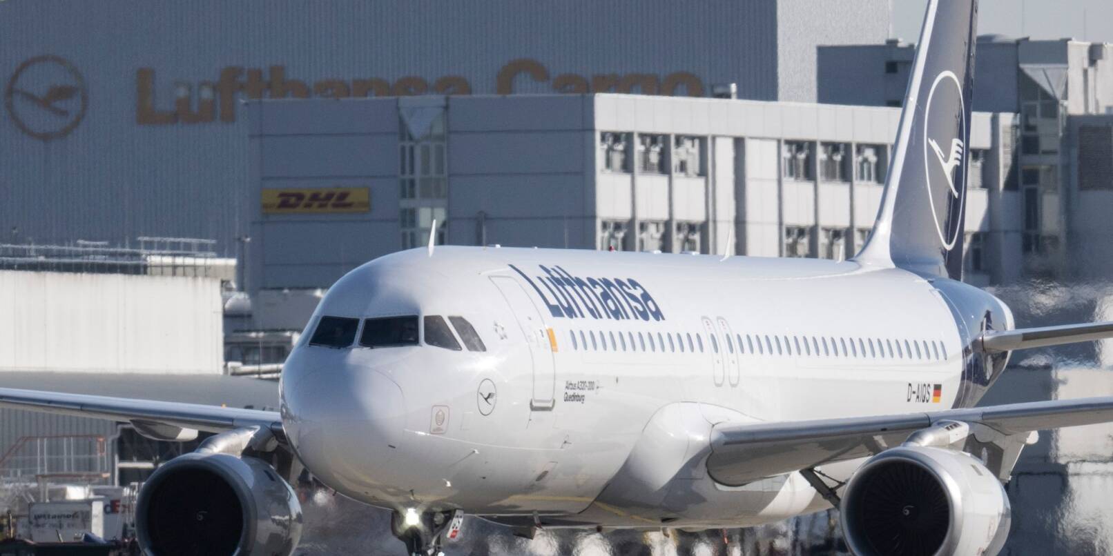 Ein Flugzeug rollt auf dem Flughafen Frankfurt zum Start.