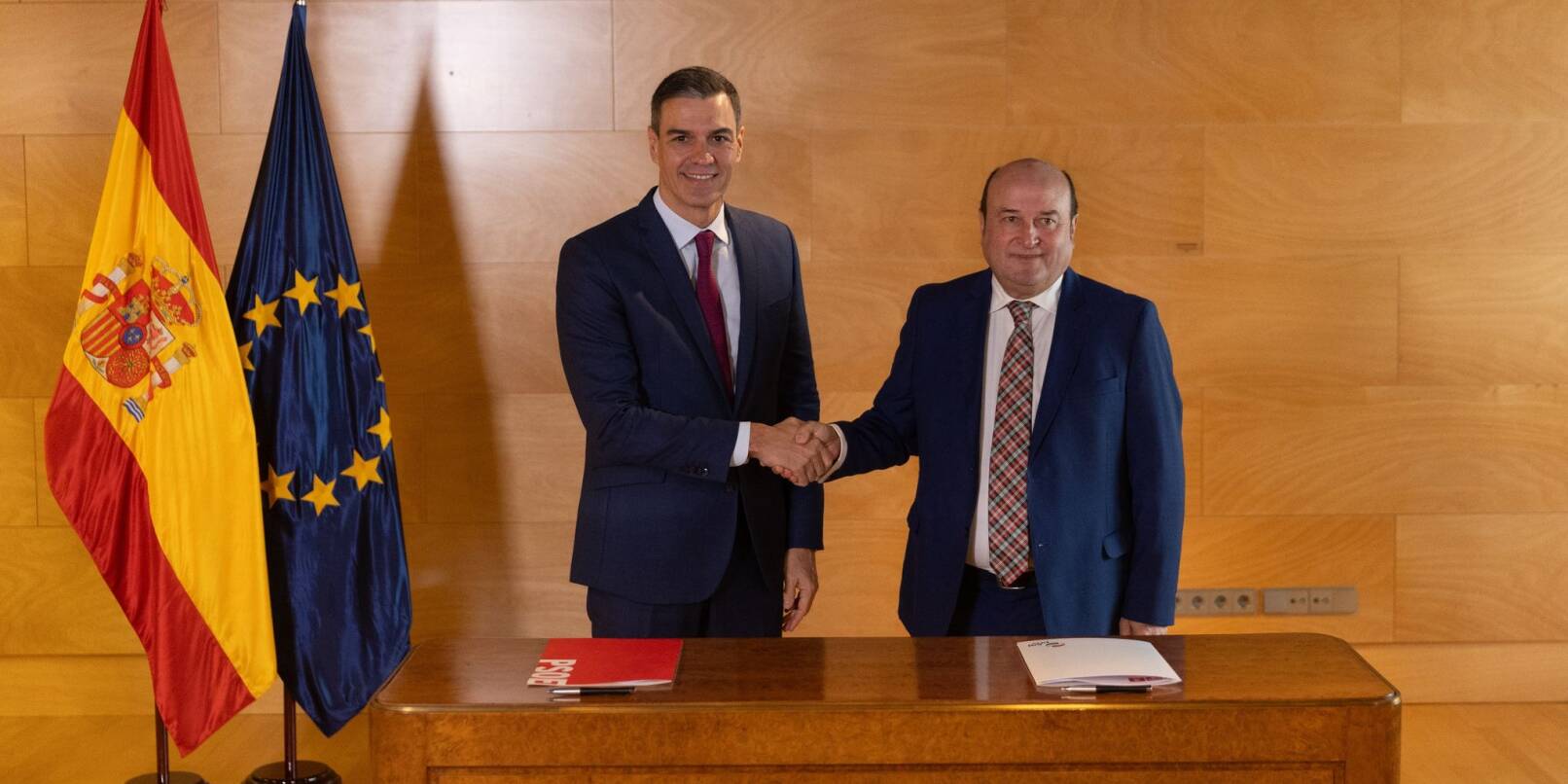 Bleibt aller Voraussicht nach Ministerpräsident: Pedro Sanchez (l.) - und Andoni Ortuzar, PNV-Präsident, im Unterhaus in Madrid. Bleibt aller Voraussicht nach Ministerpräsident: Pedro Sanchez (l.) - und Andoni Ortuzar, PNV-Präsident, im Unterhaus in Madrid.