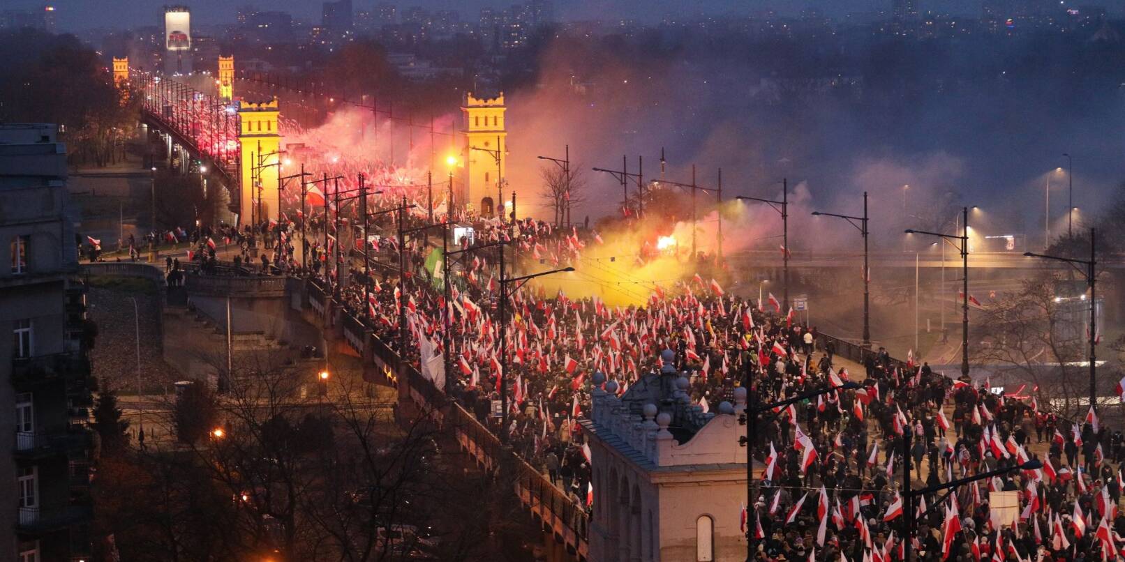 Menschen nehmen in Warschau am Unabhängigkeitsmarsch «Polen ist noch nicht verloren» teil. Menschen nehmen in Warschau am Unabhängigkeitsmarsch «Polen ist noch nicht verloren» teil.