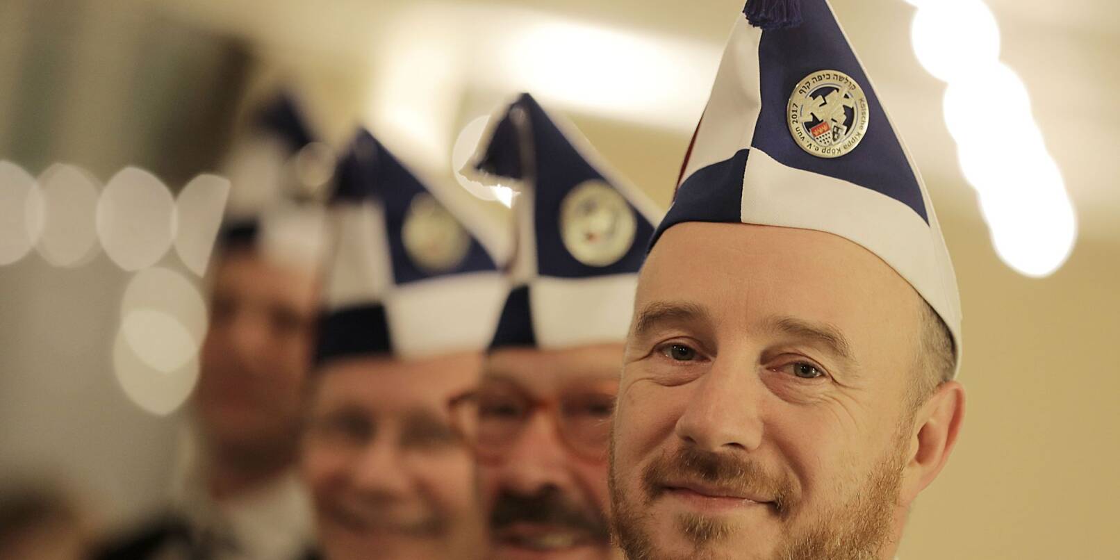 Aaron Knappstein (r), Präsident des jüdischen Karneval Vereins Kölsche Kippa Köpp e.V., steht vor dem Besuch einer Sitzung mit Mitgliedern zusammen. Aaron Knappstein (r), Präsident des jüdischen Karneval Vereins Kölsche Kippa Köpp e.V., steht vor dem Besuch einer Sitzung mit Mitgliedern zusammen.