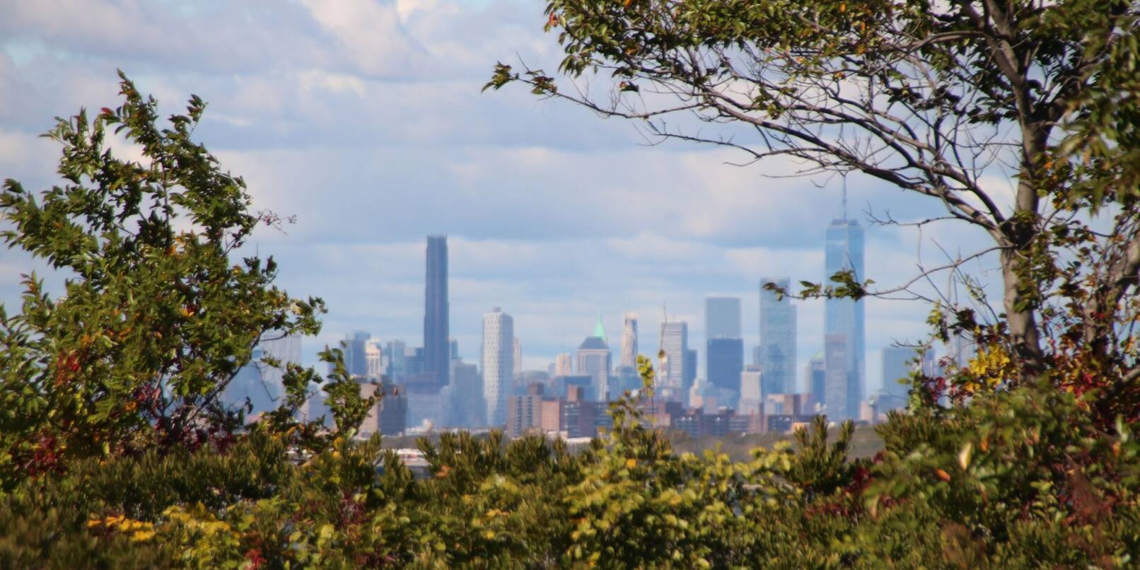 Die Skyline von Manhattan, im Vordergrund das Naturschutzgebiet Jamaica Bay Wildlife Refuge.