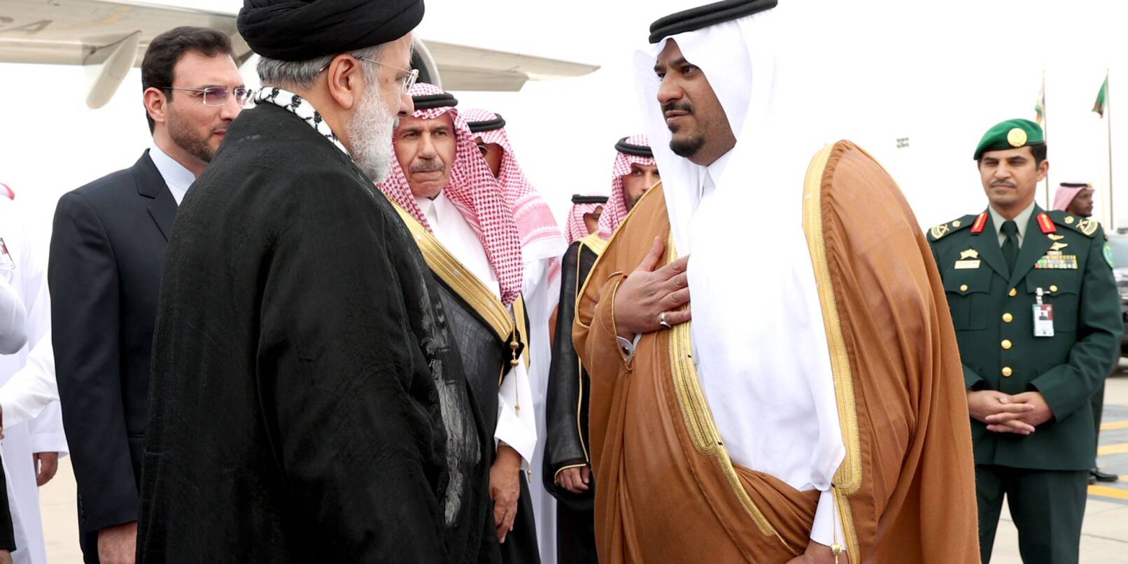 Ebrahim Raisi, Präsident des Iran, wird von einem saudi-arabischen Beamten auf dem Flughafen in Riad begrüßt.