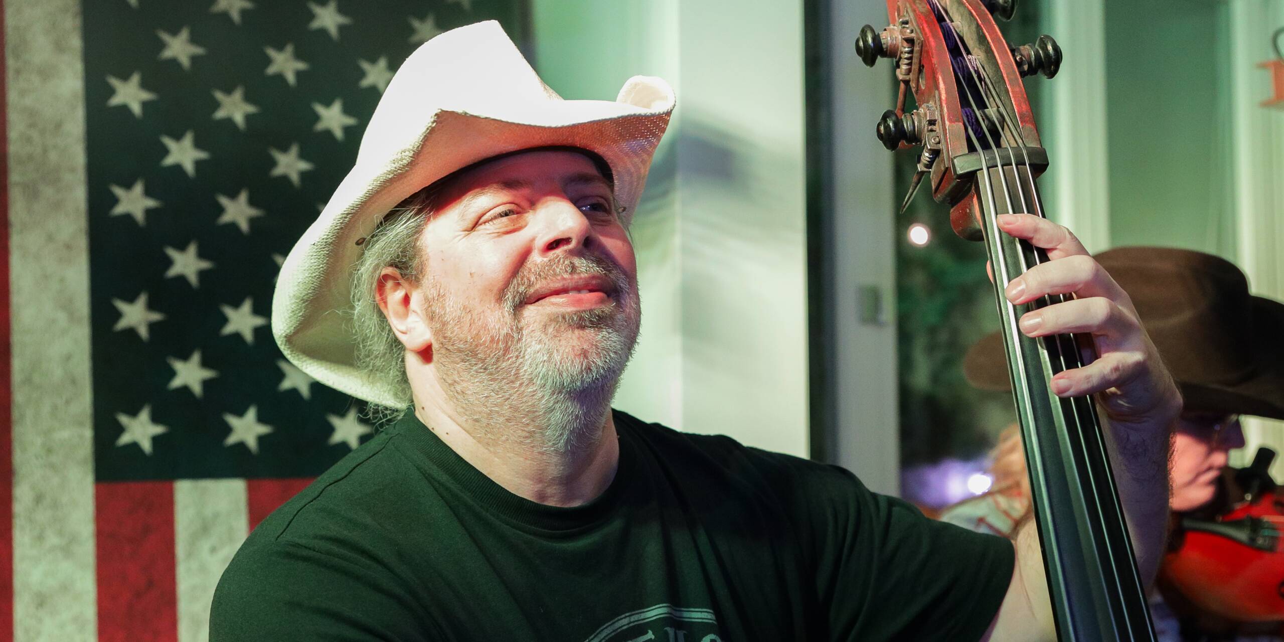Yeehaw! Mit Cowboy-Hut und der amerikanischen Flagge zeigten Ten Strings gleich, für welche Art von Musik sie stehen.