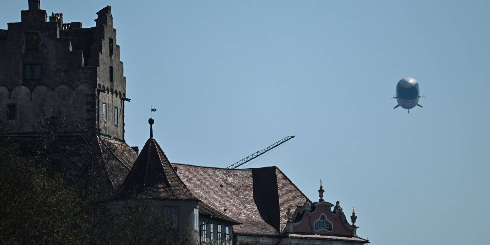 Der Zeppelin NT (Neue Technologie) fliegt an der Burg Meersburg am Bodensee entlang.