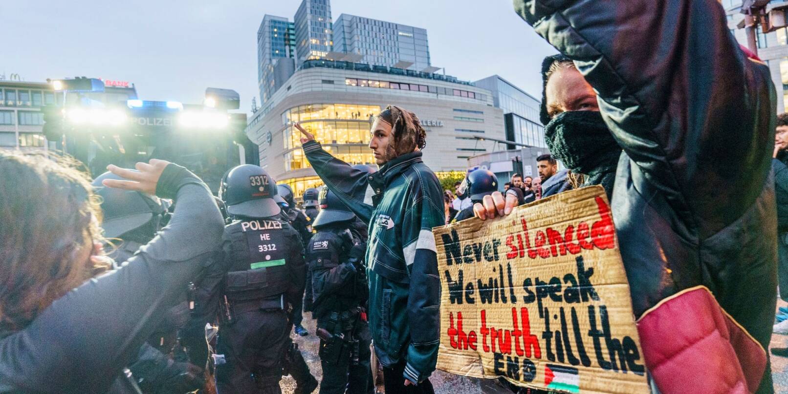 Eine Pro-Palästina Demo in Frankfurt am Main im Oktober. Gegen die Demonstrierenden wurden Wasserwerfer eingesetzt.