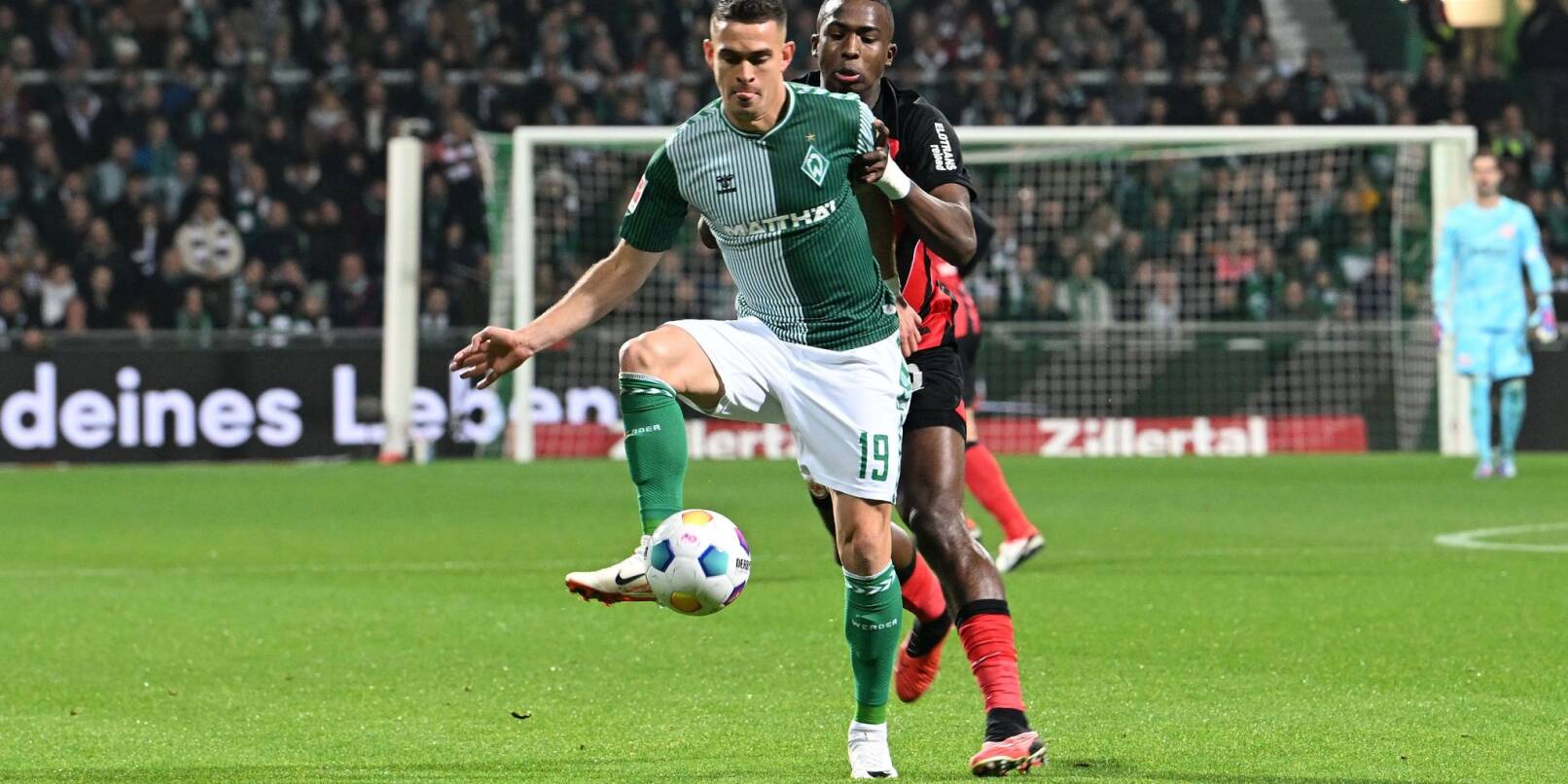 Werders Rafael Borre (vorne) kämpft gegen Frankfurts Aurelio Buta um den Ball.