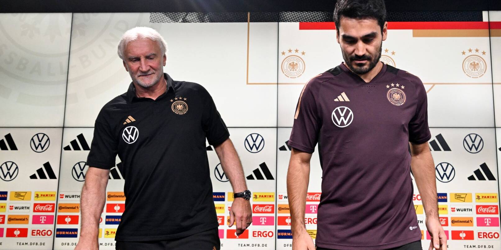 DFB-Sportdirektor Rudi Völler (l) und İlkay Gündoğan.