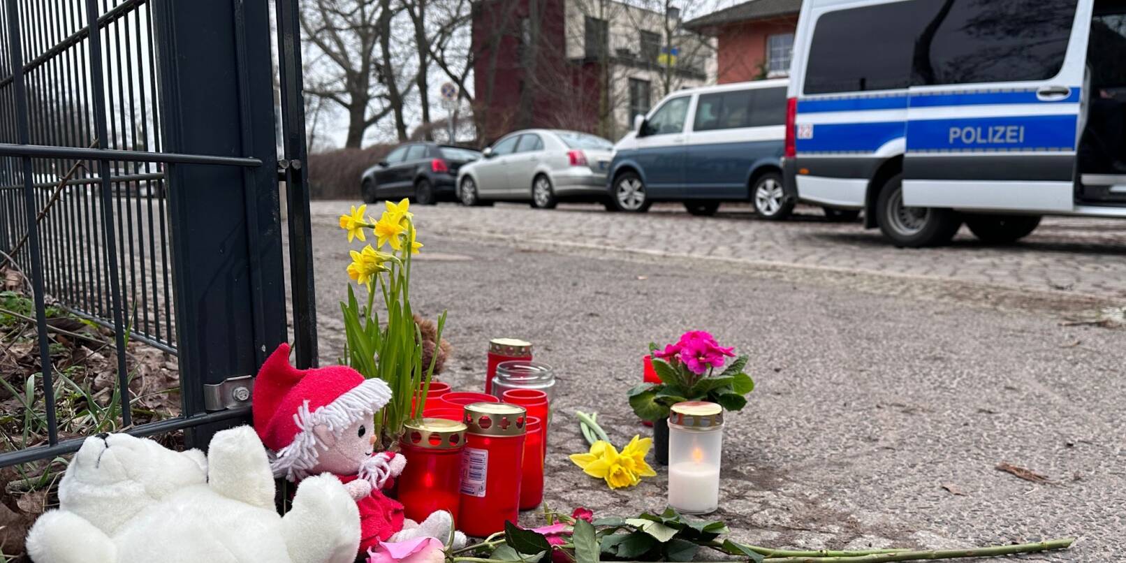 Unweit des Bürgerparks in Pankow haben Passanten Plüschtiere, Kerzen und Blumen zum Gedenken an das geötete Kind abgelegt.