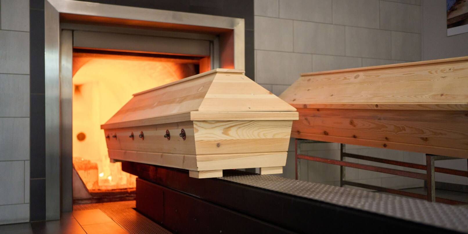 Ein Sarg wird im Krematorium verbrannt: Die Zahl der Todesfälle in Deutschland ist im vergangenen Jahr um 4,2 Prozent gestiegen.
