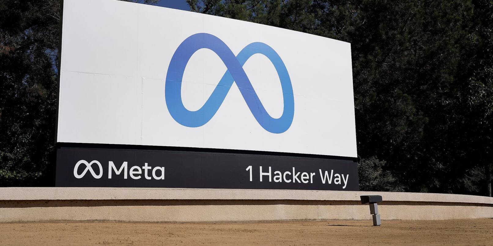 Das Logo von Meta in der Unternehmenszentrale in Menlo Park, Kalifornien.