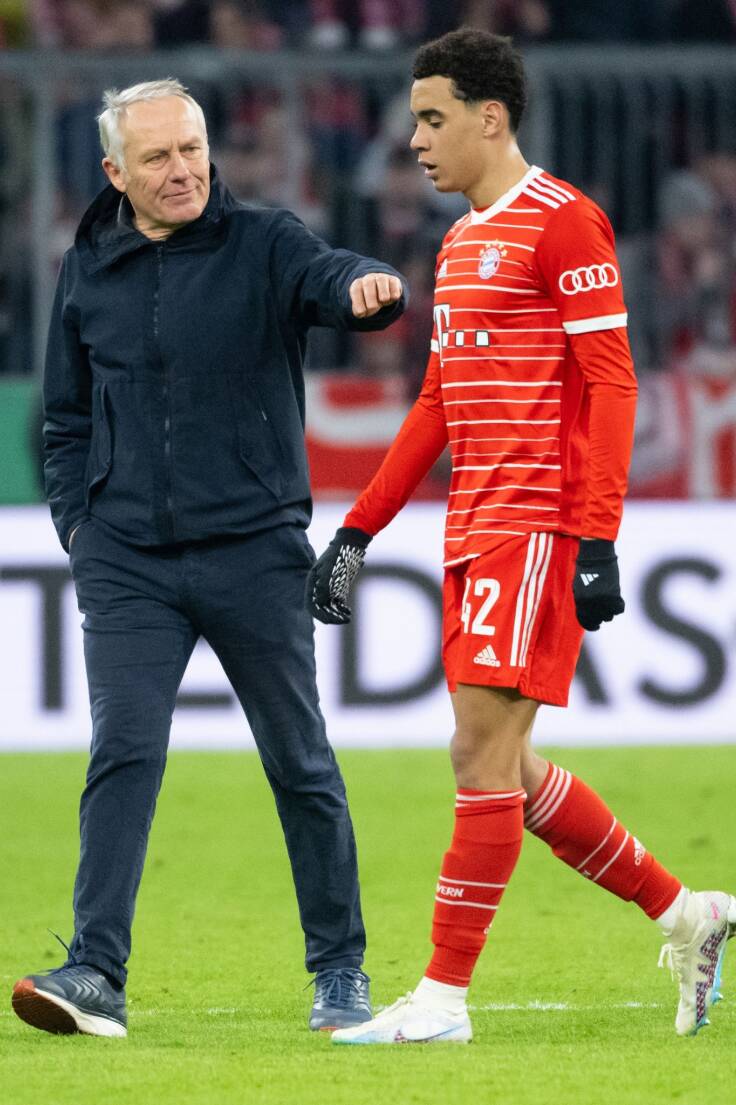 Freiburgs Trainer Christian Streich (l) und Bayerns Jamal Musiala.