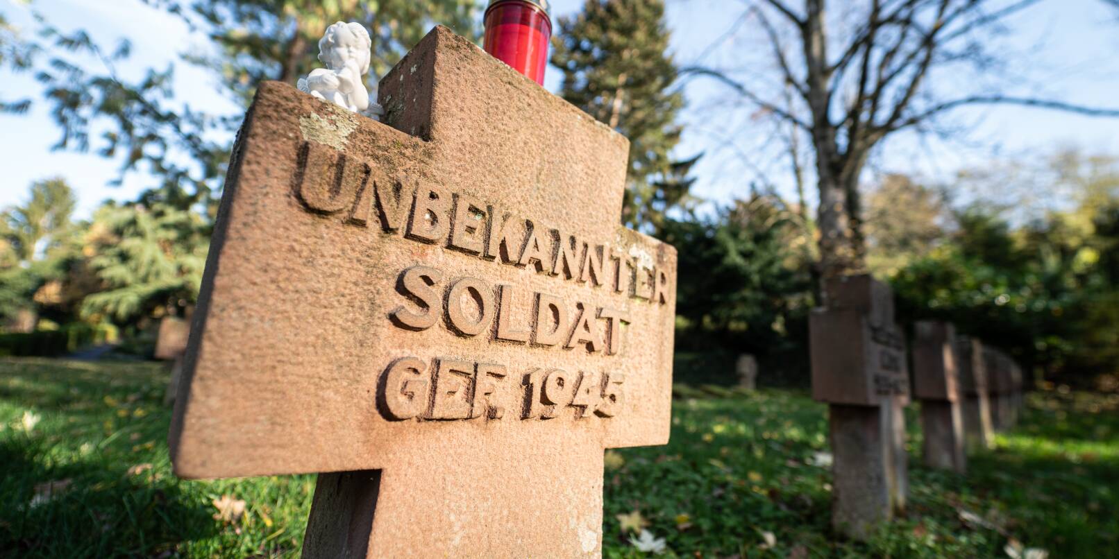 Am Volkstrauertag wird unter anderem an die Soldaten erinnert, die in den beiden Weltkriegen gefallen sind.