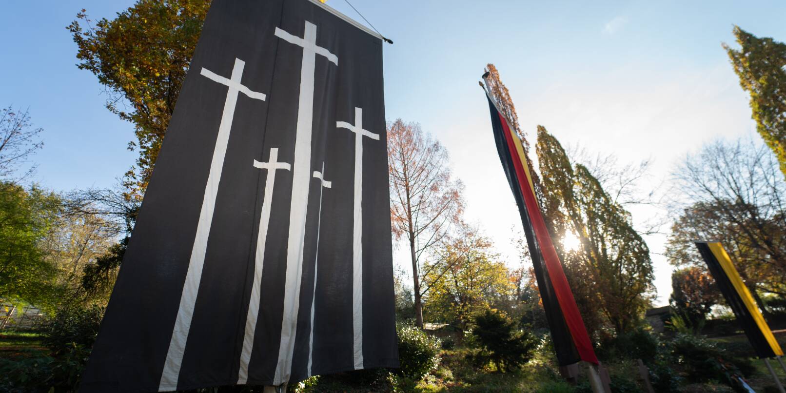Am Volkstrauertag wird am Hauptfriedhof in Weinheim beflaggt.