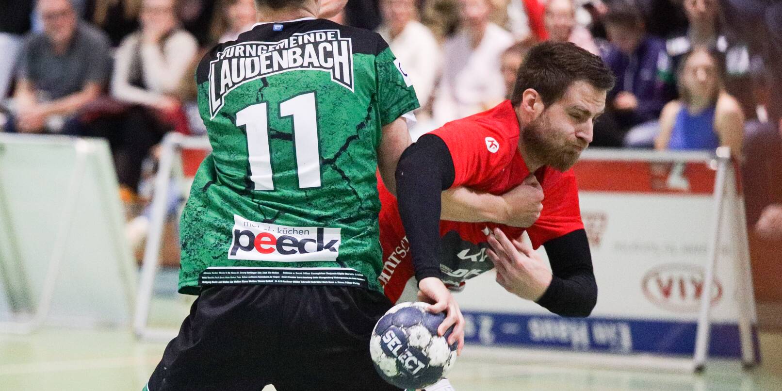 Die Handball-Derbys zwischen der TG Laudenbach (Jan Wilkening) und dem TV Hemsbach (rechts: Alexander Zschätzsch) haben es seit jeher in sich. Die Szene stammt aus dem letzten Duell im April 2023, das der TVH mit 24:23 gewann.