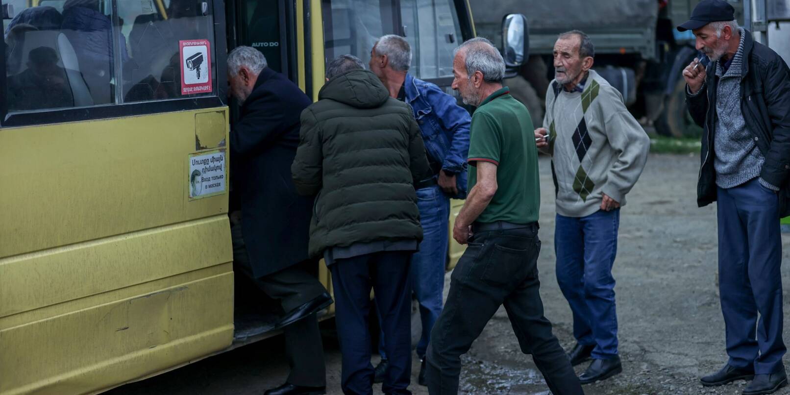 Ethnisch-armenische Männer steigen im Oktober in einen Bus nach Goris in Armenien ein.