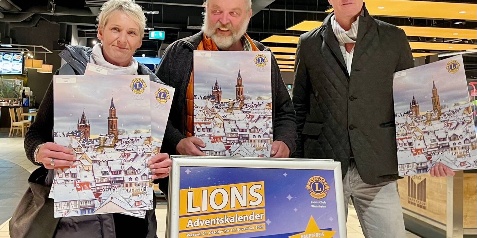Heike Reinel ergatterte am Donnerstag die letzten Lions-Adventskalender bei Dr. Arnulf Tröscher (Mitte) und Michael Leysieffer.