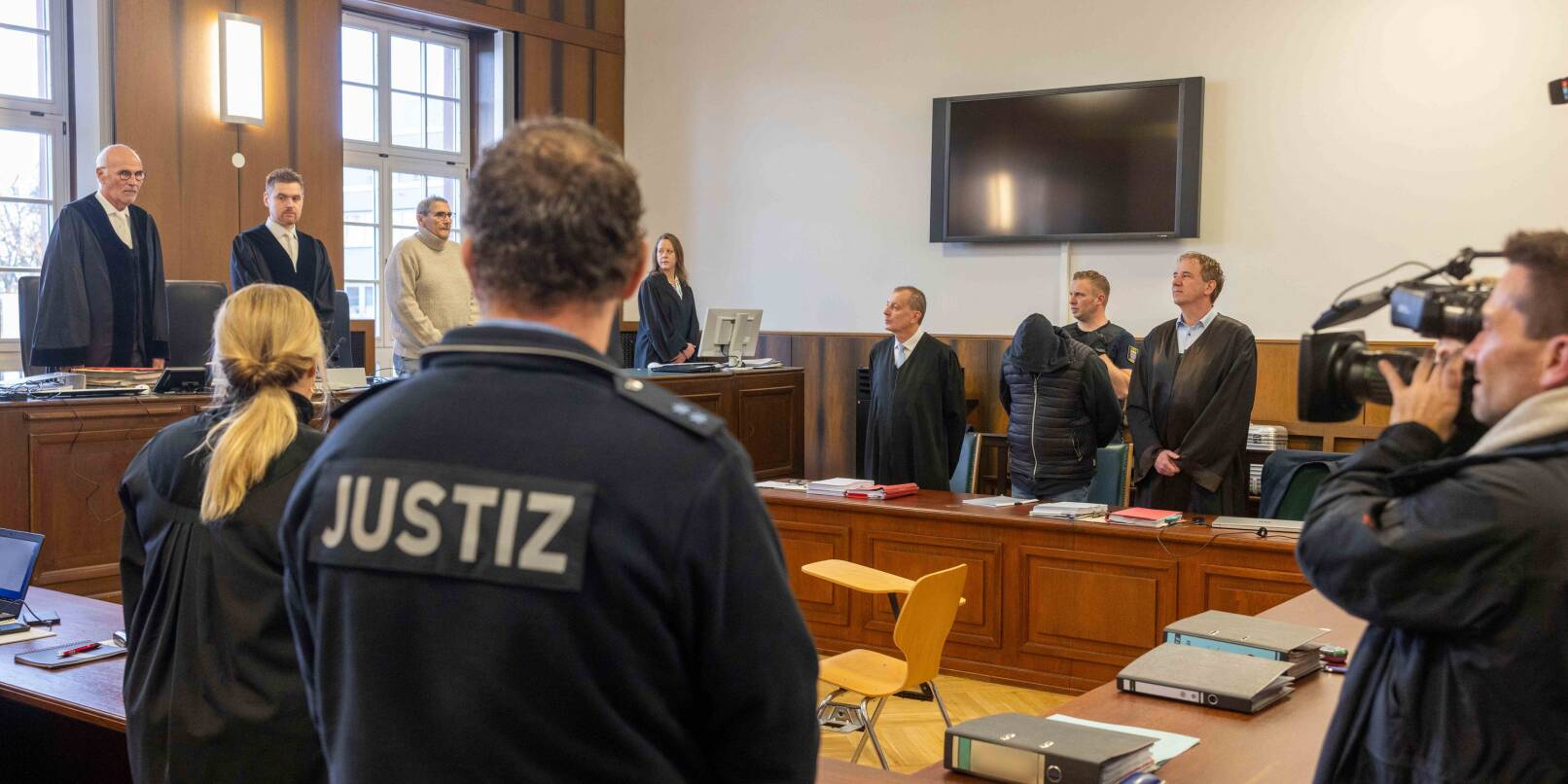 Der 62 Jahre alte Angeklagte steht mit seinen Verteidigern Andreas Sanders und Ralf Hartling im Gerichtssaal. Am Mittwochmorgen hat vor dem Landgericht Darmstadt der Mordprozess gegen ihn begonnen.