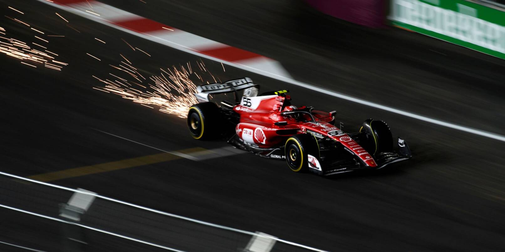 Ferrari-Pilot Carlos Sainz war über die defekte Abdeckung eines Wasserschachts gerast.