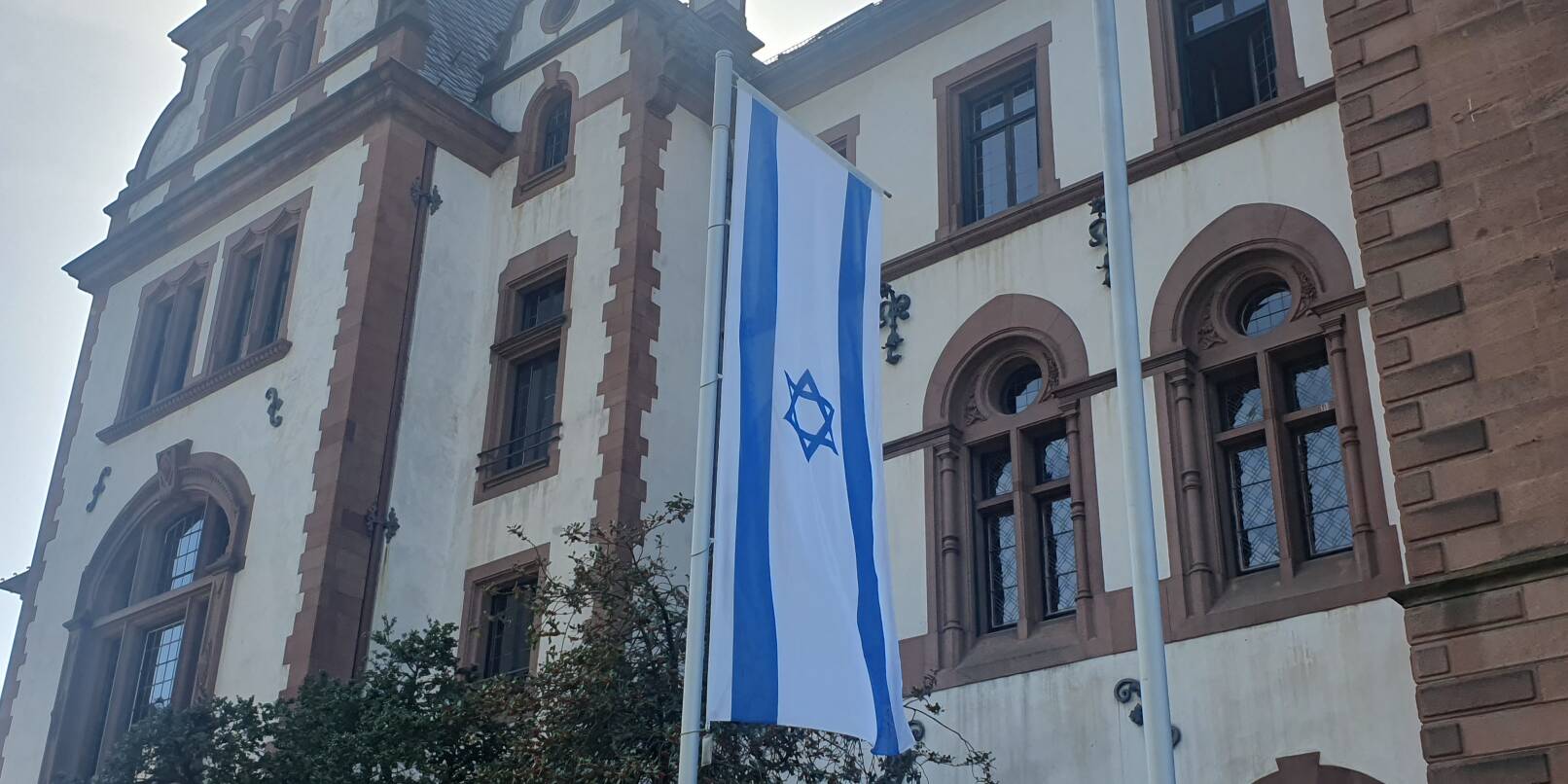 Die israelische Flagge wird vor dem Rathaus Weinheim gehisst.