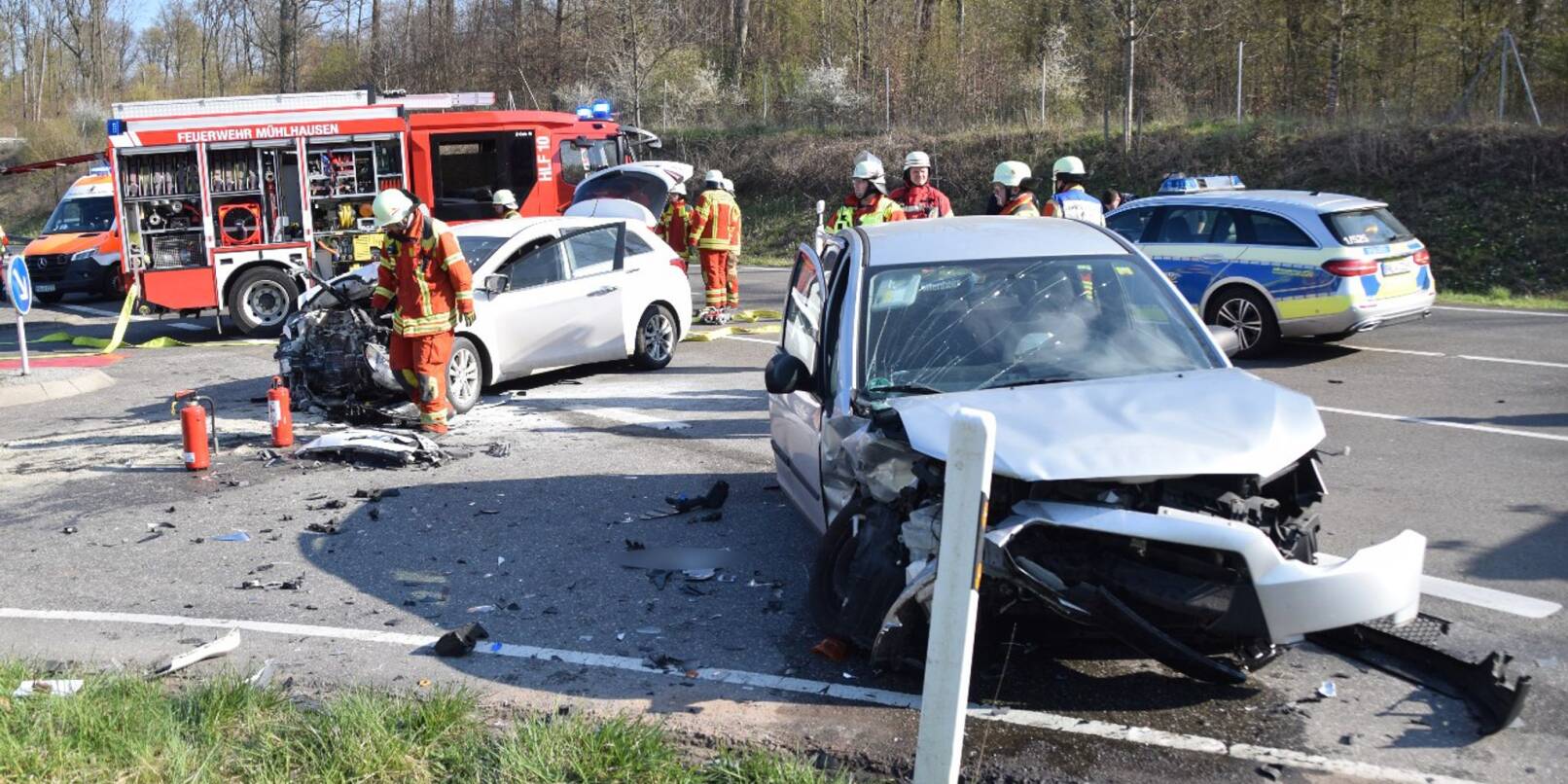 Beim Frontalzusammenstoß zweier Autos auf der Bundesstraße 39 bei Mühlhausen sind drei Menschen verletzt worden.