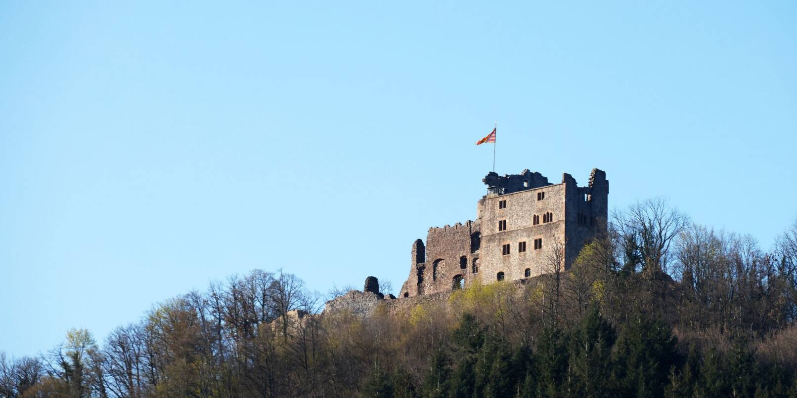 Die Burg Hohengeroldseck steht auf einem Berg oberhalb von Seelbach.