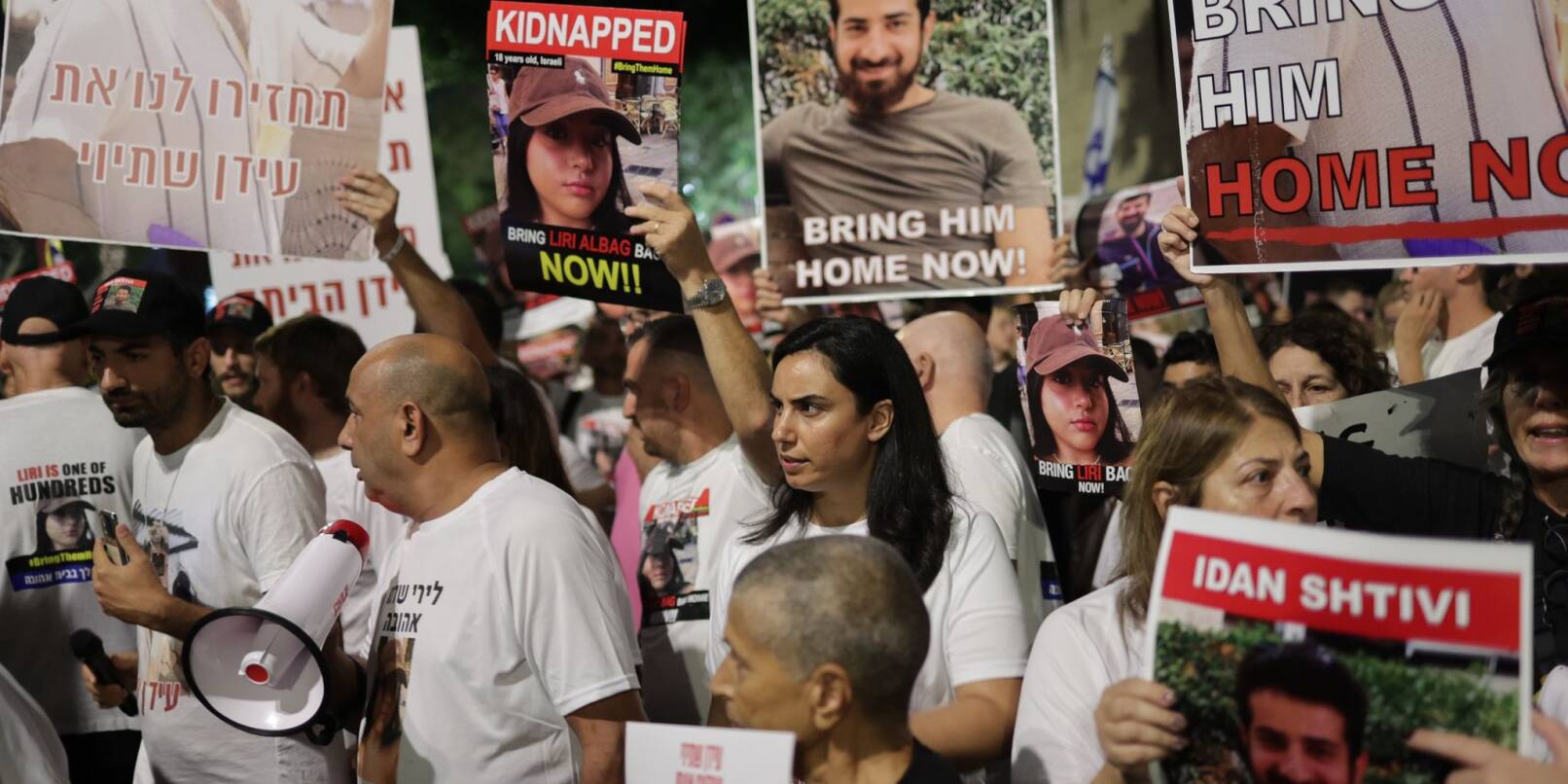 Demonnstranten fordern in Tel Aviv die Freilassung der von der Hamas entführten Geiseln.