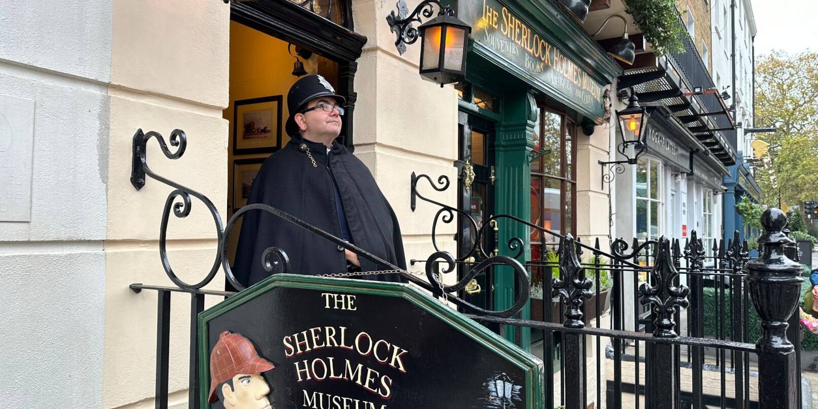 Ein als Polizist verkleideter Mitarbeiter vor dem Sherlock-Holmes-Museum in London.