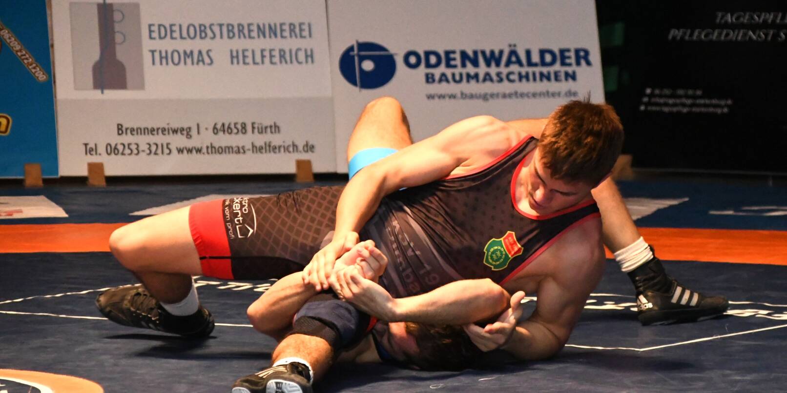 Leon Zinser (vorn) brachte den KSV Rimbach mit seinem Schultersieg gegen den Freiburger David Brenn auf die Siegerstraße. Bild: Kathrin Oeldorf