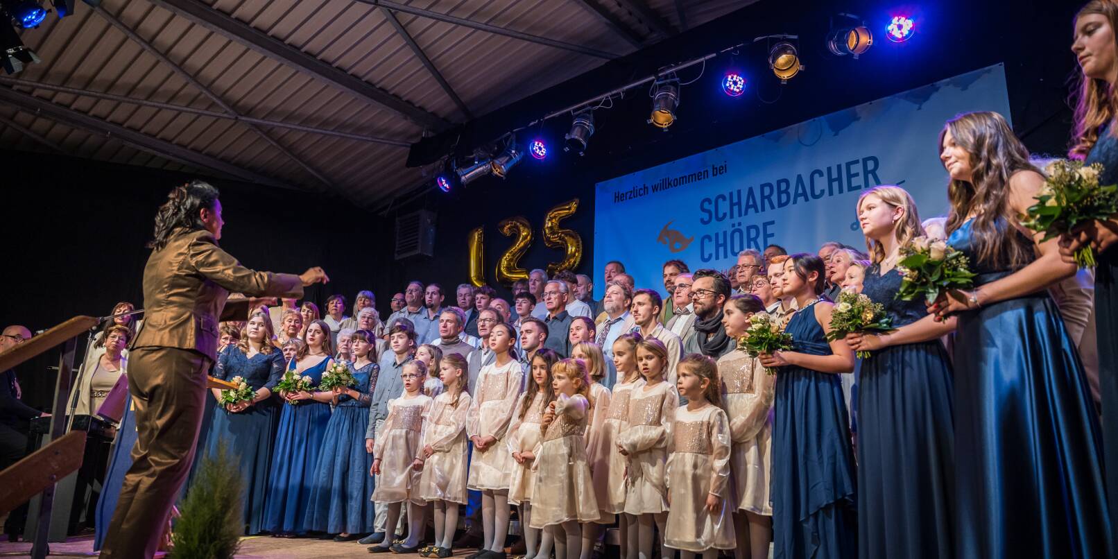 Auf der Bühne in der Affolterbacher Halle versammelten sich Sängerinnen und Sänger aus allen Generationen.