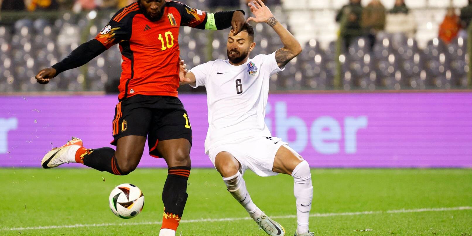 Belgiens Romelu Lukaku (l) erzielt seinen vierten Treffer zum 4:0.