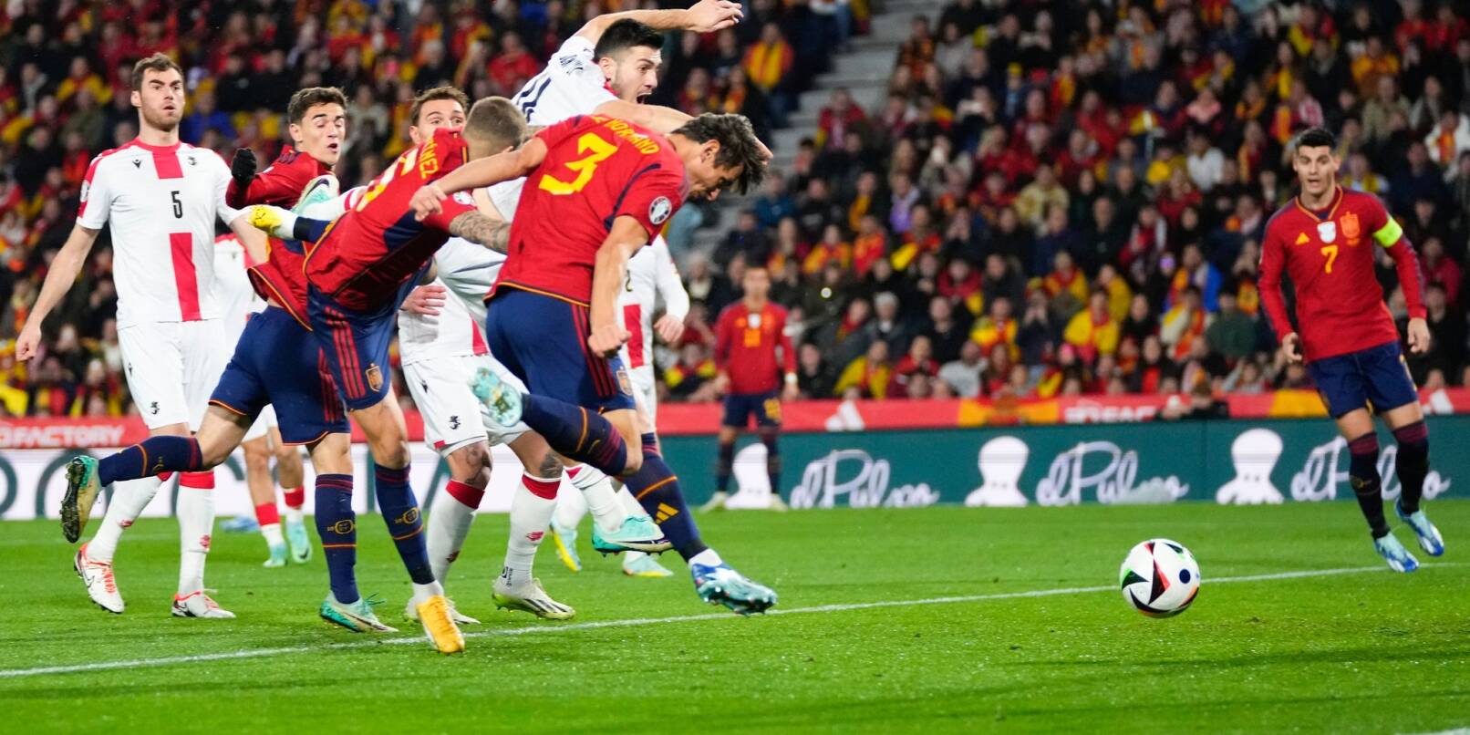 Spaniens Robin Le Normand (M) erzielt den Treffer zum 1:0.