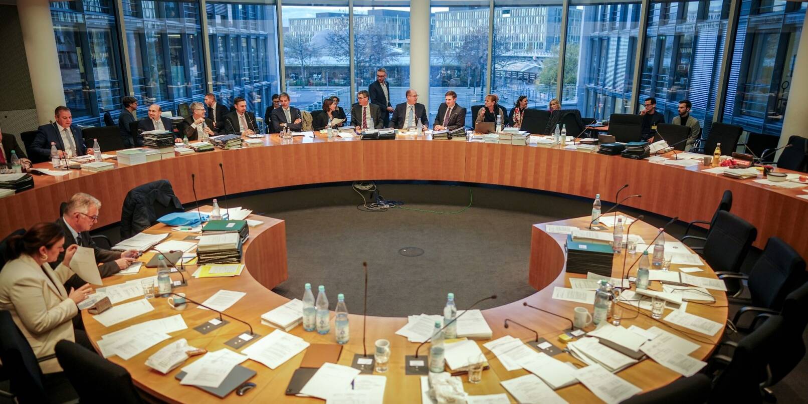 Blick in den Sitzungssaal mit dem Haushaltsausschuss des Bundestags bei der finalen Beratung des Etats für 2024.